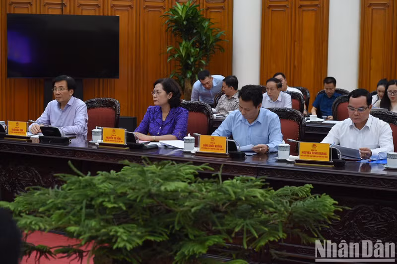 Los líderes de ministerios, departamentos y sectores.