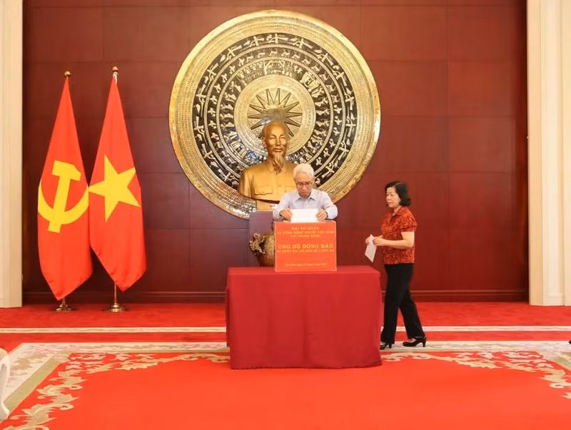 El embajador de Vietnam en China, Pham Sao Mai, en una campaña de donaciones para recaudar fondos para las personas afectadas por el tifón Yagi en su país. (Foto: VNA)