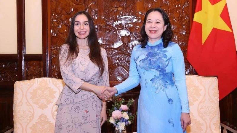La vicepresidenta vietnamita Vo Thi Anh Xuan (derecha) recibe a Leyla Aliyeva, subjefa de la Fundación Heydar Aliyev (Foto: VNA)