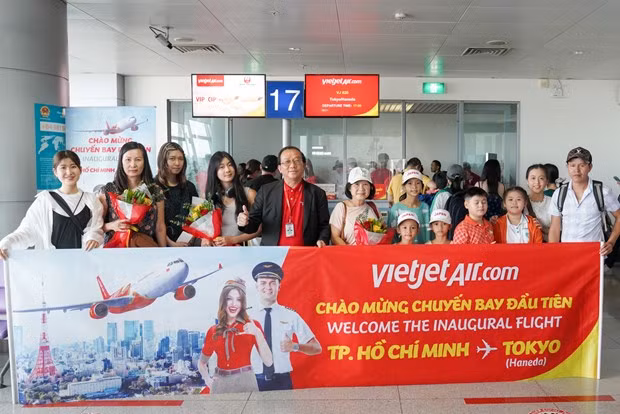 Los primeros pasajeros del vuelo (Foto:Vietjetairs.com.vn)