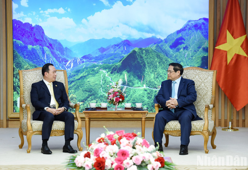 El primer ministro de Vietnam, Pham Minh Chinh (derecha), recibe al ministro de Inspección de Camboya, Huot Hak. (Foto: Nhan Dan)