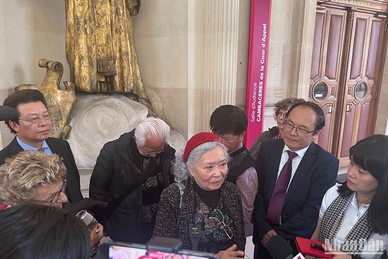 Tran To Nga intercambia con la prensa tras el juicio. (Foto: Nhan Dan)