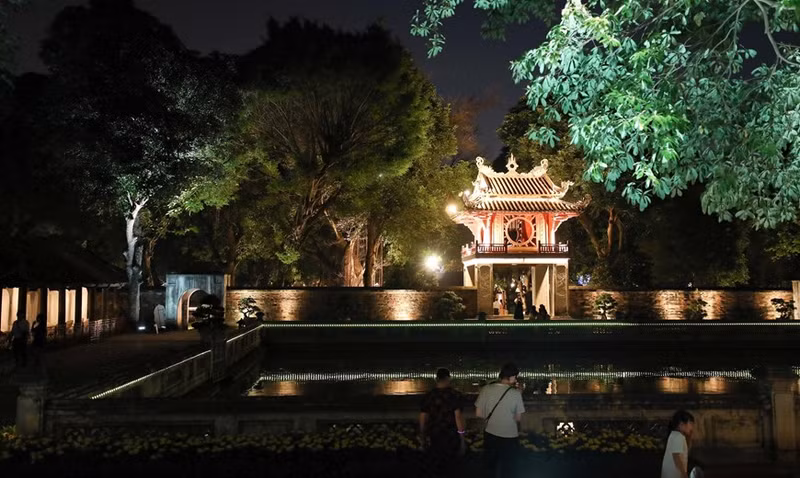 El Templo de la Literatura brilla por la noche.