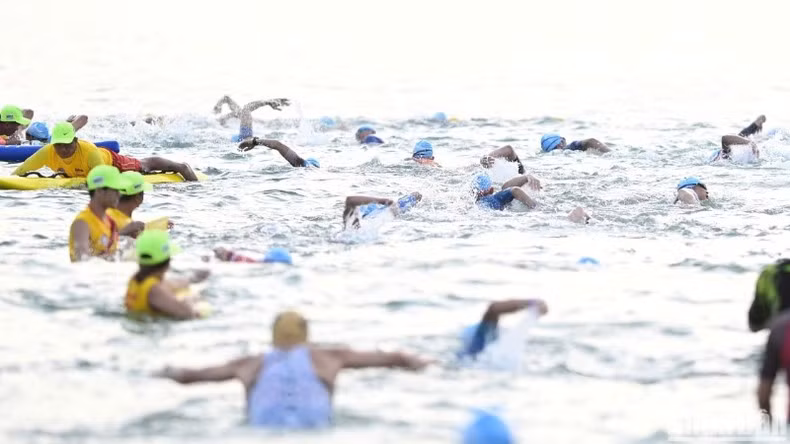 Los atletas compiten en natación (Foto: Nhan Dan)