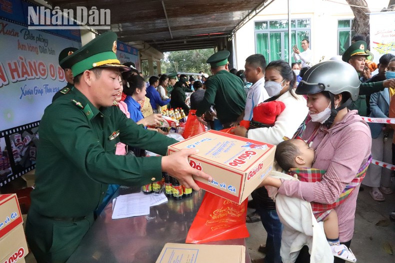 [Foto] Celebran en provincia vietnamita programa artístico en saludo al Año Nuevo Lunar 2024