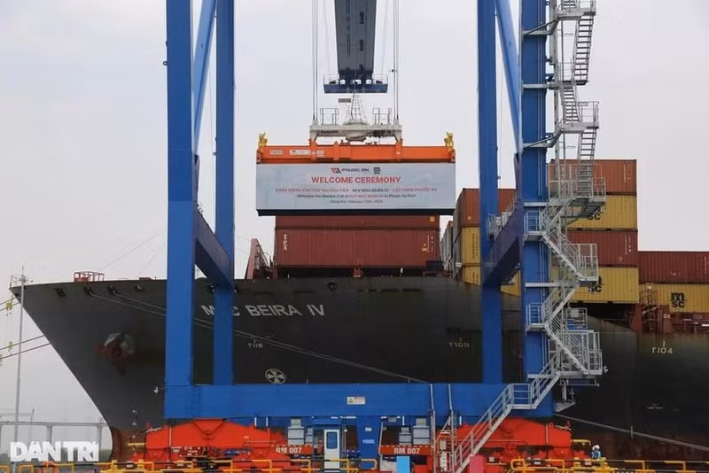 El buque M/V MSC BEIRA IV, operado por la compañía naviera más grande del mundo, MSC, llega al puerto de Phuoc An, en la provincia survietnamita de Dong Nai (Foto: dantri.com.vn)
