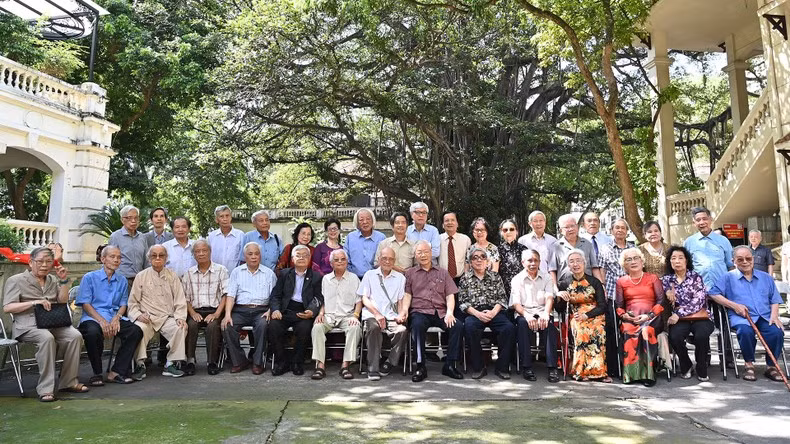 En junio de 2022, los estudiantes de la 8ª promoción de filología del curso 1963-1967 de la Universidad de Hanói se reunen en la sede del periódico Nhan Dan para celebrar el 55 aniversario de su graduación.