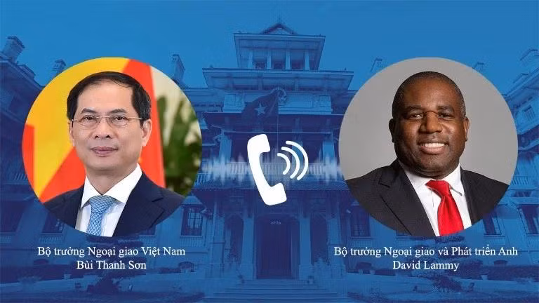 El viceprimer ministro y canciller de Vietnam, Bui Thanh Son, sostuvo conversaciones telefónicas con el secretario de Estado para Asuntos Exteriores y de Desarrollo del Reino Unido, David Lammy. (Foto: VNA)
