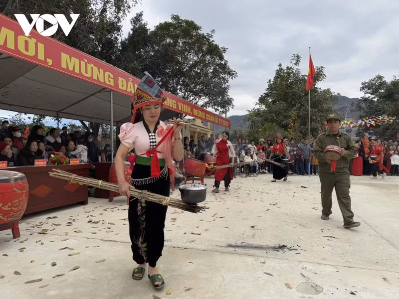 Se efectúan numerosas actividades culturales y deportivas, concursos de lucha y cocina...