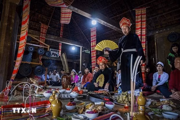 Mo Muong es una actividad de actuación folclórica expresada en rituales asociados con la vida de creencias espirituales de la minoría étnica Muong. (Foto: VNA)