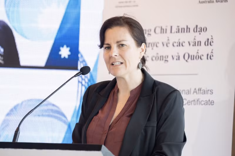 Cherie Russell, consejera de desarrollo de la Embajada de Australia en Hanói, habla en la ceremonia de apertura del curso. (Foto: VAC)