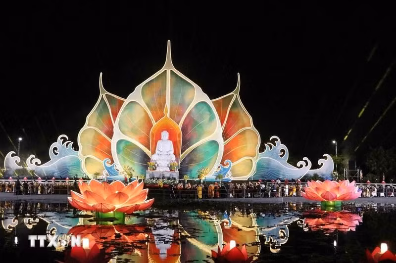 Escena de la ceremonia de encendido de velas por la paz. (Foto: VNA)