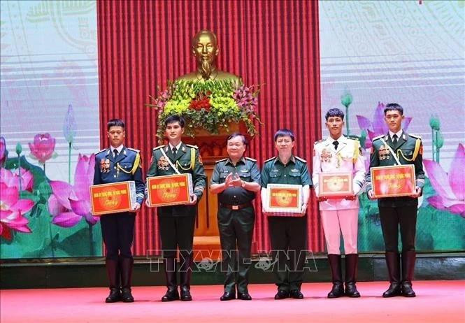 El coronel general Hoang Xuan Chien, viceministro de Defensa, regala obsequios a los oficiales que participarán en el desfile (Foto: VNA)