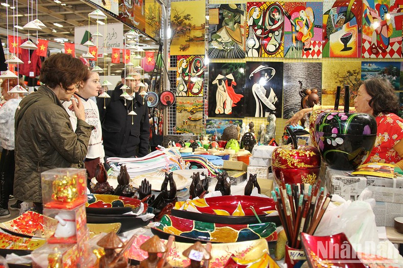 Productos vietnamitas impresiona al público en Feria de París 2023