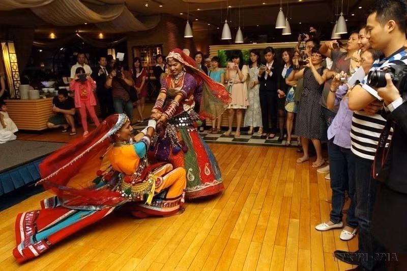 Un espectáculo de danza folclórica india en “Días festivos de la India” en Ciudad Ho Chi Minh (marzo de 2014).
