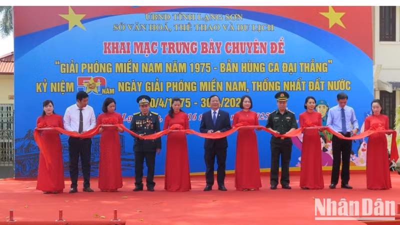 Representantes de las autoridades locales cortan la cinta de apertura del evento. 