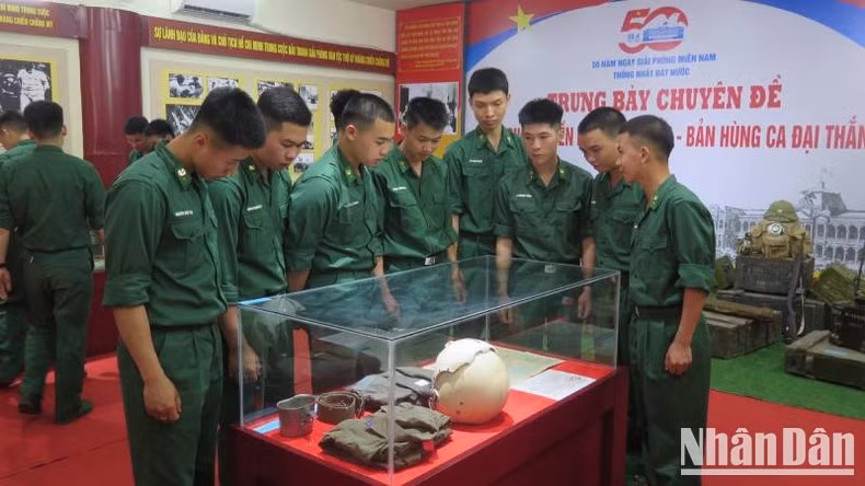 Soldados de la guardia fronteriza de la provincia de Lang Son visitan la exposición.