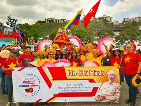 Artistas vietnamitas y venezolanos en el carnaval Caracas. (Fotografía: baoquocte.vn)