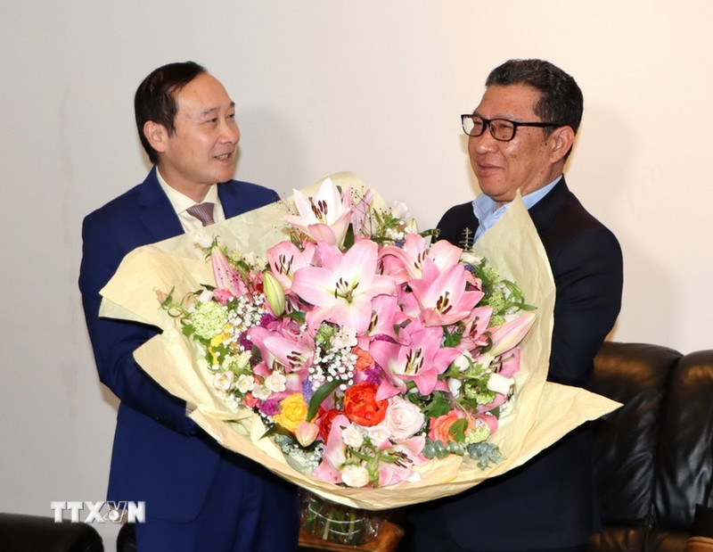 El embajador de Vietnam en Bruselas, Nguyen Van Thao, felicita a la Embajada de Laos por la fiesta Bun Pi May. (Foto: VNA)