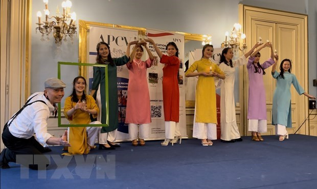 La presentación del Ao Dai (Fotografía: VNA) 