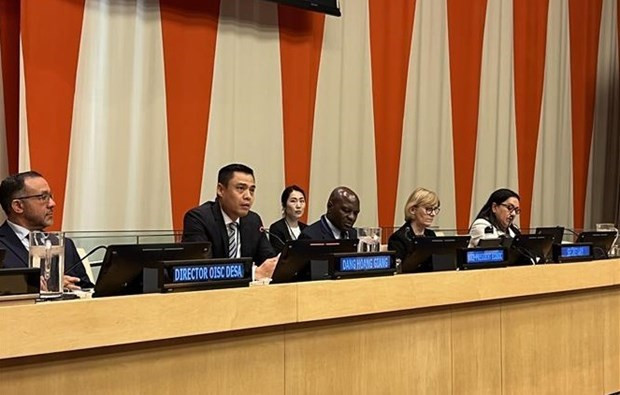El embajador Dang Hoang Giang (segundo desde la izquierda), jefe de la misión permanente de Vietnam ante las Naciones Unidas. (Foto: VNA)