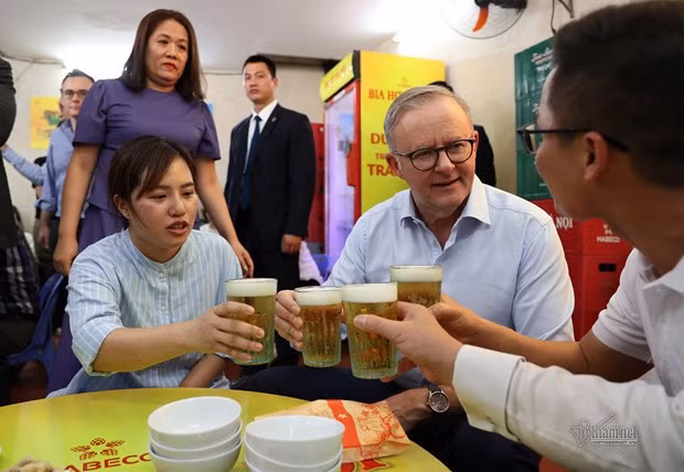 El primer ministro australiano, Anthony Albaneses, bebe cerveza de barril en Hanoi (Foto: vietnamnet.vn)