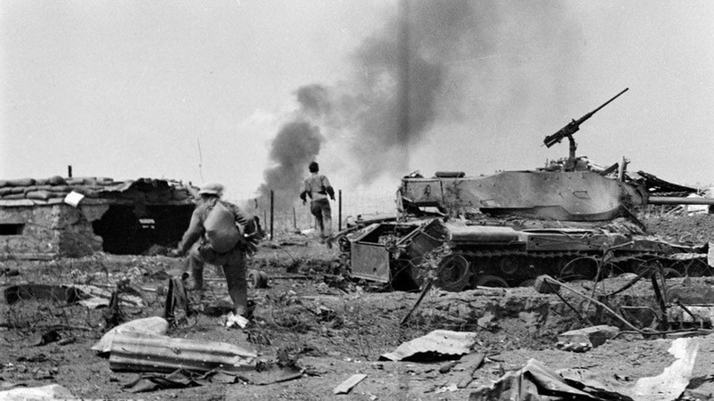 Vehículos militares del enemigo en la subregión fortificada de Duc Lap caen en manos del ejército de liberación (Foto: VNA)