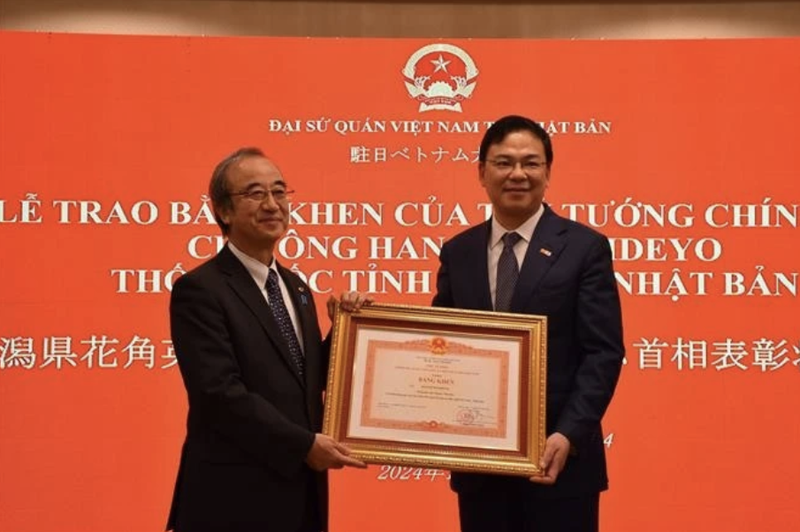 El embajador de Vietnam en Japón, Pham Quang Hieu, otorgó el certificado de mérito del Primer Ministro al gobernador de la prefectura nipona de Niigata, Hanazumi Hideyo. (Foto:VNA)