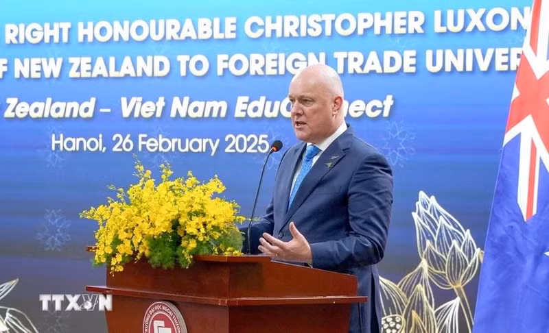 El primer ministro de Nueva Zelanda, Christopher Luxon, habla ante estudiantes de la Universidad de Comercio Exterior. (Foto: VNA)