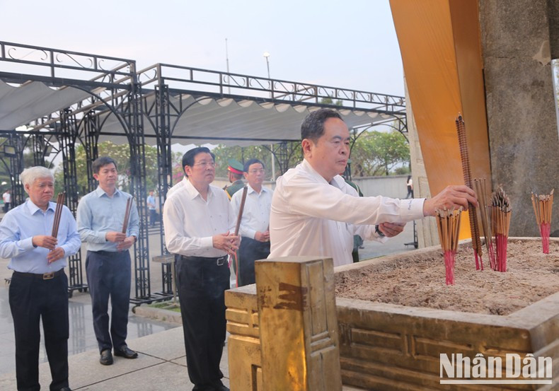 El presidente de la Asamblea Nacional, Tran Thanh Man, deposita flores en el Cementerio Nacional de los Mártires de la Carretera 9, en la provincia de Quang Tri (Foto: Nhan Dan)
