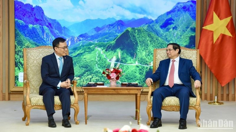 El primer ministro de Vietnam, Pham Minh Chinh (derecha) recibe al embajador de Corea del Sur, Choi Young Sam (Foto: Nhan Dan)