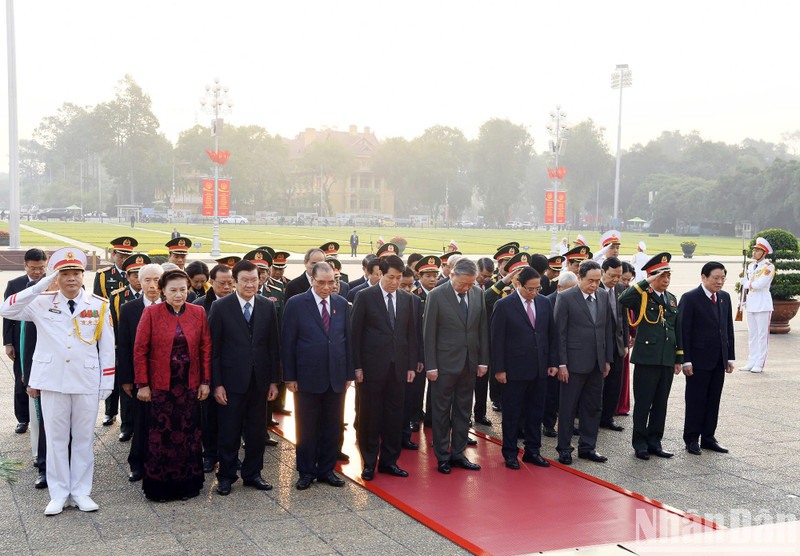 Los dirigentes y ex dirigentes del Partido y el Estado inclinan su frente en señal de respeto al Presidente Ho Chi Minh. (Foto: Nhan Dan)