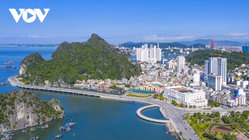 Con 100 metros de altura, la montaña Bai Tho posee un atractivo especial: a un lado se ven callejuelas concurridas que abrazan la base de la montaña, y del otro, un mar plagado de embarcaciones. Con 100 metros de altura, la montaña Bai Tho posee un atractivo especial: a un lado se ven callejuelas concurridas que abrazan la base de la montaña, y del otro, un mar plagado de embarcaciones.