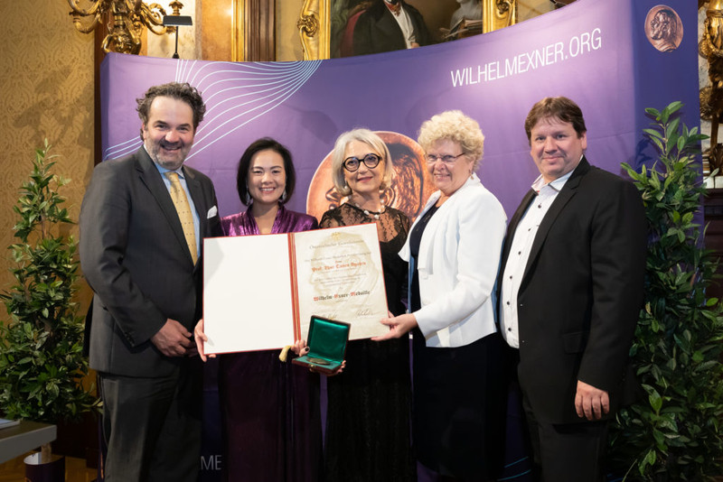 La científica Nguyen Thuc Quyen (segunda persona a la izquierda) recibe la Medalla Wilhelm Exner(Foto: wilhelmexner.org)