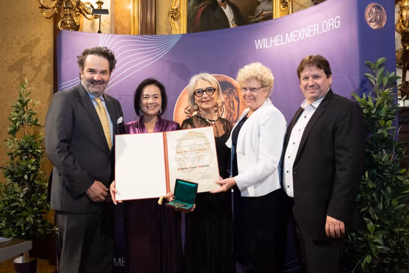 La científica Nguyen Thuc Quyen (segunda persona a la izquierda) recibe la Medalla Wilhelm Exner(Foto: wilhelmexner.org)