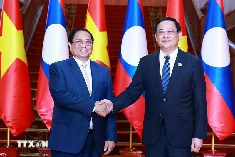 El primer ministro Pham Minh Chinh se reunió con su homólogo de Laos y presidente de la ASEAN 2024, Sonexay Siphandone, en ocasión de las cumbres de la Asean en Vientiane en octubre en Vientián. (Foto: VNA)