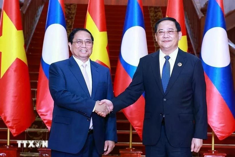El primer ministro Pham Minh Chinh se reunió con su homólogo de Laos y presidente de la ASEAN 2024, Sonexay Siphandone, en ocasión de las cumbres de la Asean en Vientiane en octubre en Vientián. (Foto: VNA)
