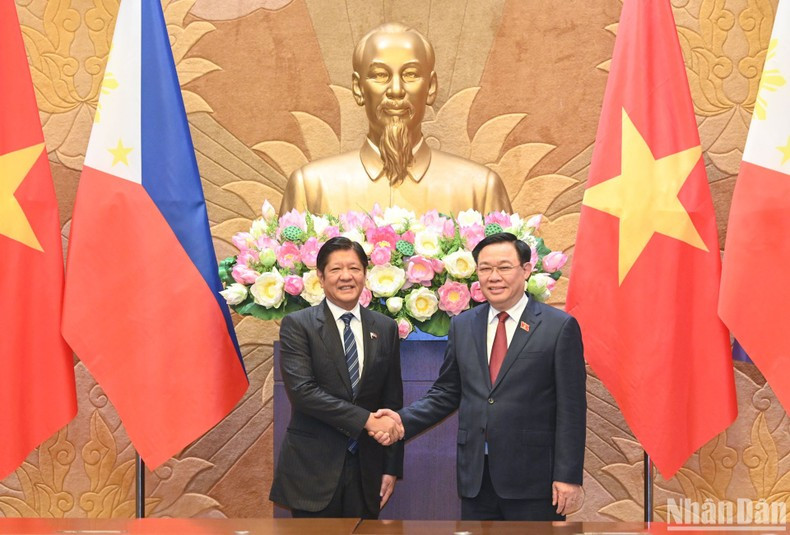 El presidente de la Asamblea Nacional de Vietnam, Vuong Dinh Hue, mantiene la reunión con el presidente filipino, Ferdinand Romualdez Marcos Jr. (Foto: Nhan Dan)