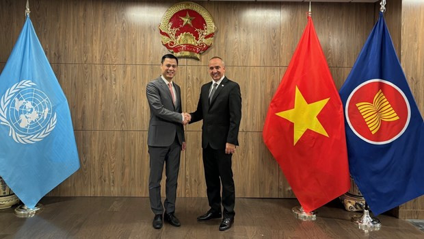 El embajador y jefe de la delegación de Cuba ante la ONU, Ernesto Soberón Guzmán, con el embajador y jefe de la delegación de Vietnam ante la ONU, Dang Hoang Giang. (Foto: VNA)