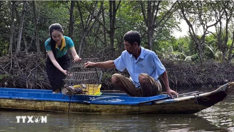 Una turista experimenta un tour en la provincia de Ca Mau. (Foto: VNA)