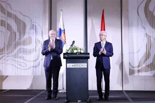 Keijo Norvanto, embajador de Finlandia en Hanoi y Vo Van Hoan, vicepresidente del Comité Popular de Ciudad Ho Chi Minh en la ceremonia (Foto: VNA)