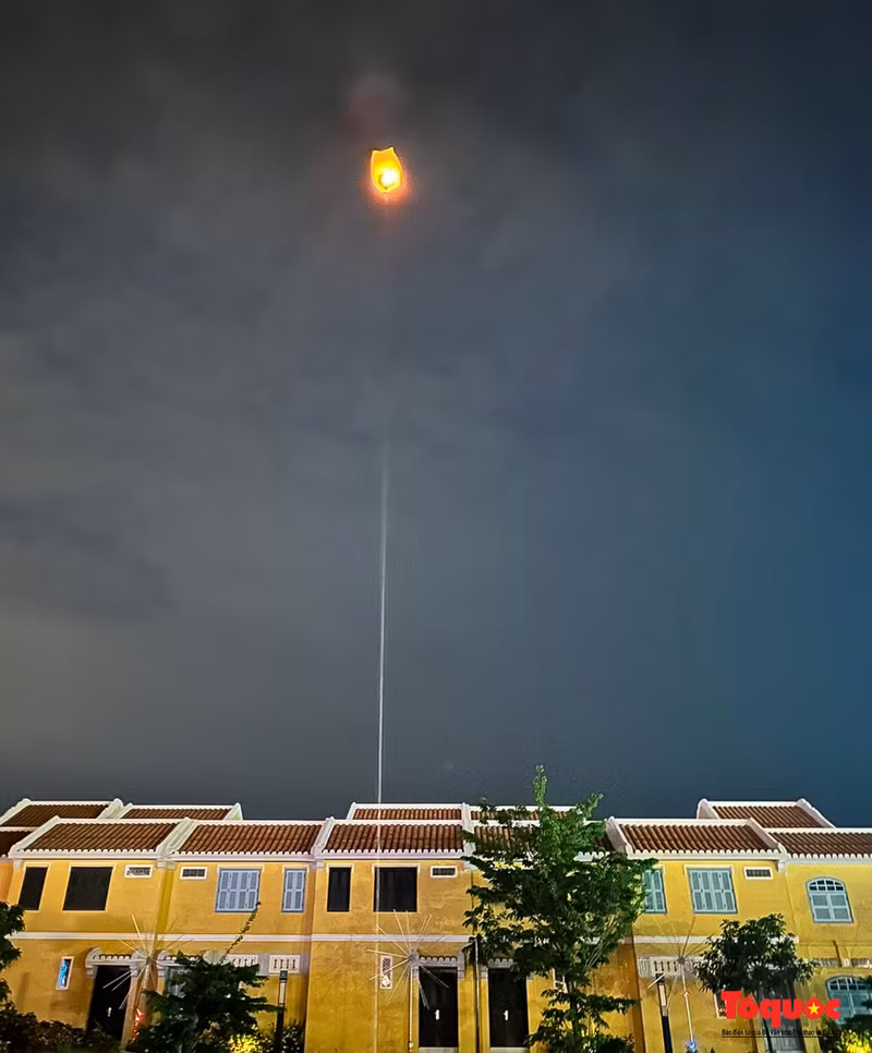Los visitantes se sumergirán en el mundo de los cuentos de hadas con linternas especiales, escribirán sus propios deseos y los harán flotar hacia el cielo.