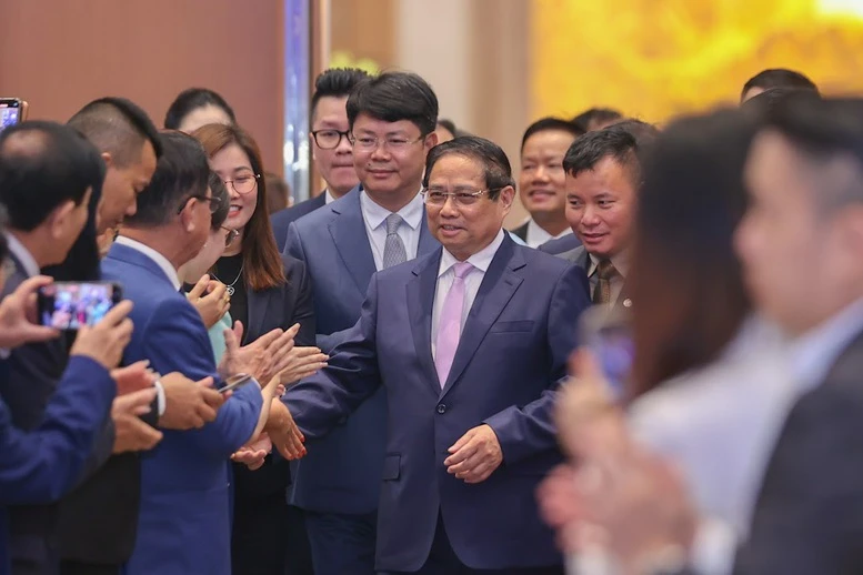 El primer ministro Pham Minh Chinh con empresas que asisten a un seminario sobre desarrollo del sector privado. (Foto: VGP)
