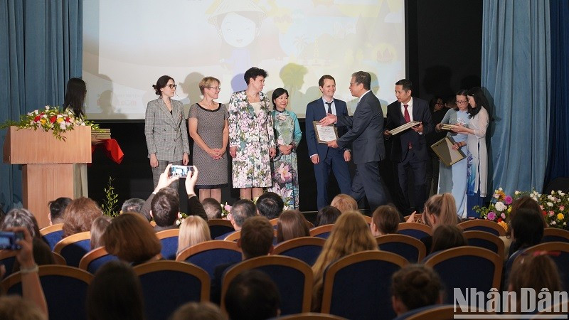 El embajador vietnamita en Moscú, Dang Minh Khoi, entrega Certificados de Mérito a destacados profesores de enseñanza de idioma vietnamita en Rusia. (Foto: Xuan Hung)