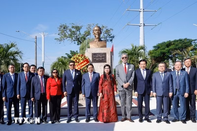 El premier vietnamita, Pham Minh Chinh, y su esposa y delegados en el Monumento al Presidente Ho Chi Minh en la capital Santo Domingo. (Foto: VNA)