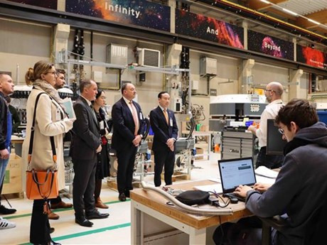 El Embajador Nguyen Van Thao, el ministro-presidente de la región de Valonia, Willy Borsus, y otros delegados visitaron la fábrica de maquinaria para el tratamiento del cáncer de IBA. (Fotografía: VNA)