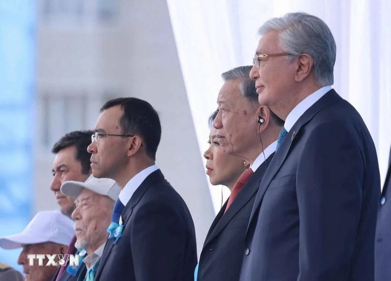 El secretario general del Partido Comunista de Vietnam, To Lam, y el presidente de Kazajistán, Kassym-Jomart Tokayev, asisten al desfile militar. (Foto: VNA)