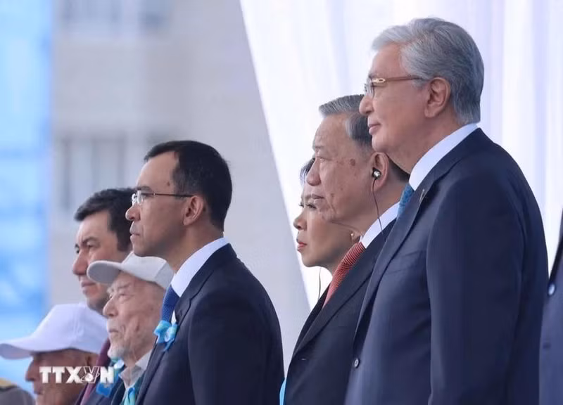 El secretario general del Partido Comunista de Vietnam, To Lam, y el presidente de Kazajistán, Kassym-Jomart Tokayev, asisten al desfile militar. (Foto: VNA)