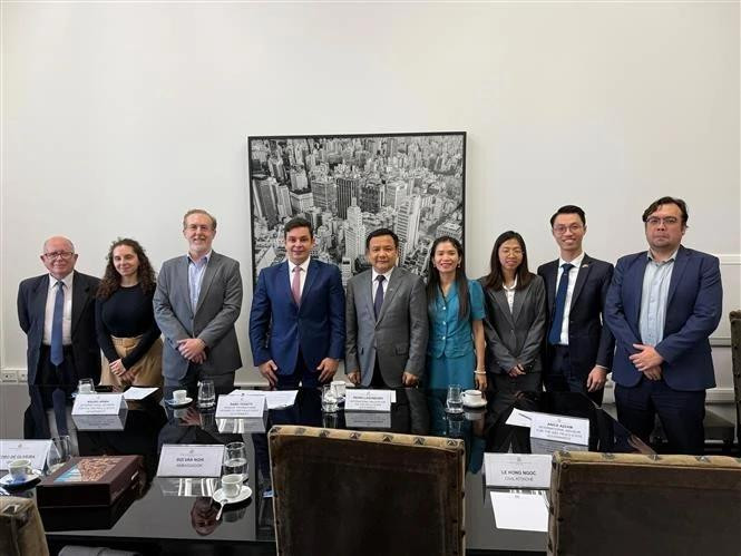 En el encuentro entre el embajador de Vietnam en Brasil, Bui Van Nghi, y Samo Tosatti, director de Relaciones Internacionales de Sao Paulo. (Foto: VNA)