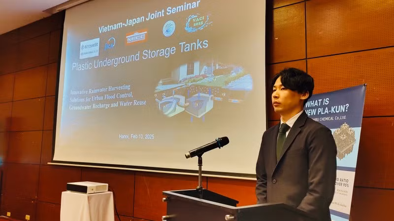 Nakata Shota, representante de JICA, habla en el acto.